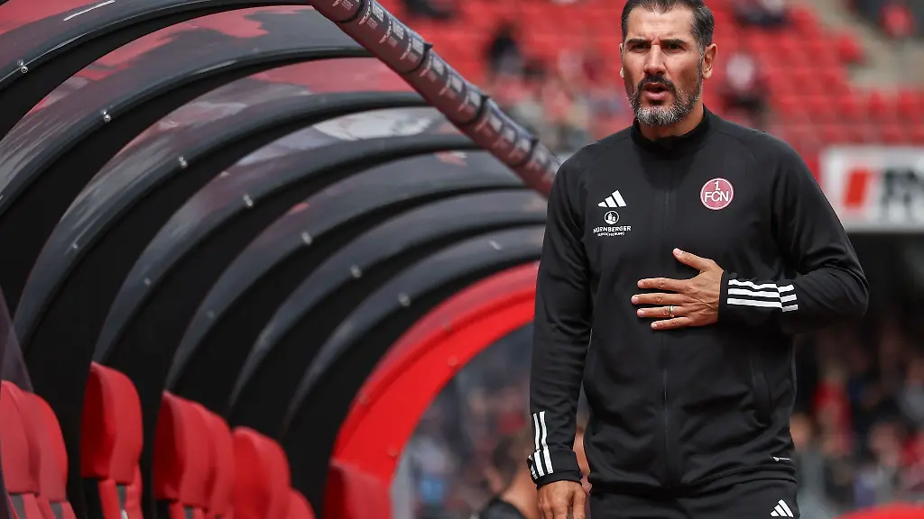 Der-Nuernberger-Trainer-Cristian-Fiel-steht-vor-Spielbeginn-auf-dem-Platz