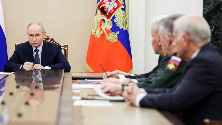 Kremlchef Putin bei einer Lagebesprechung in Moskau.