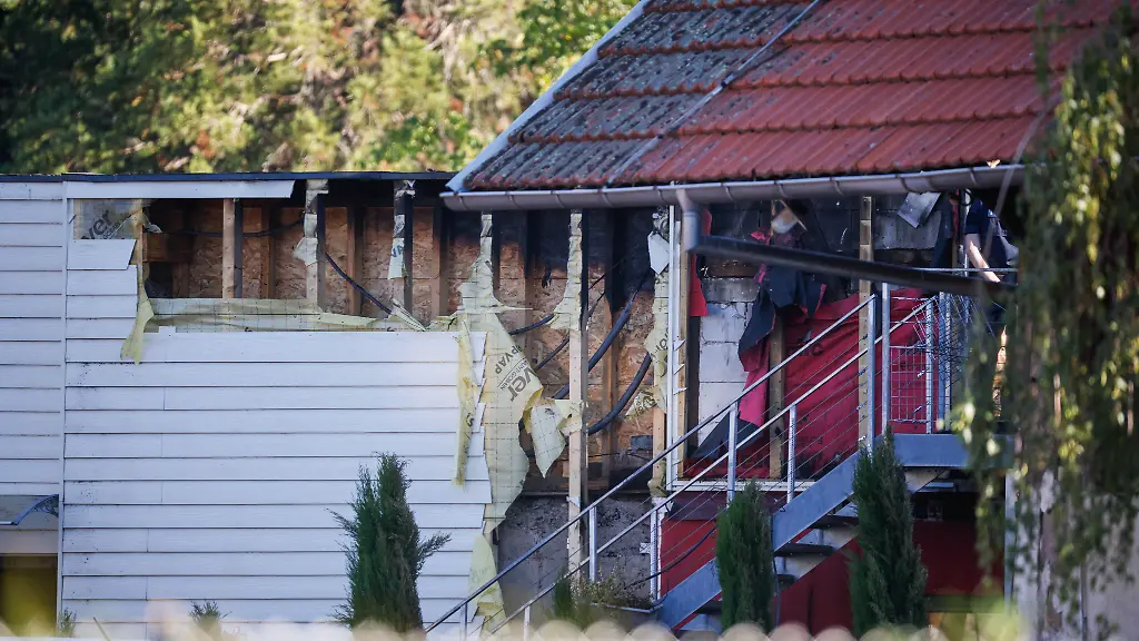 Brandspuren-sind-an-der-Fassade-der-Ferienunterkunft-im-Elsass-zu-sehen