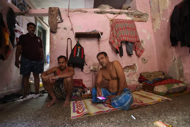 2023-08-03T103456Z-1838646942-RC2XSW9LCLRC-RTRMADP-3-INDIA-MONSOON-DILAPIDATED-BUILDINGS