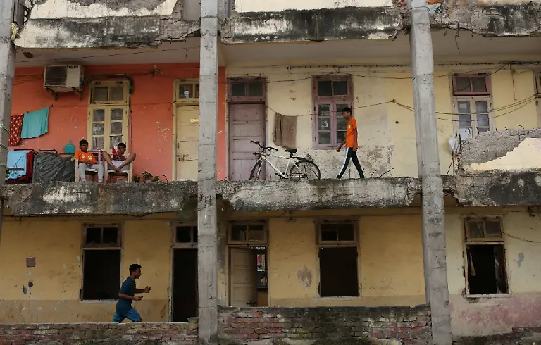 2023-08-03T103451Z-1263182540-RC2YSW973YXB-RTRMADP-3-INDIA-MONSOON-DILAPIDATED-BUILDINGS