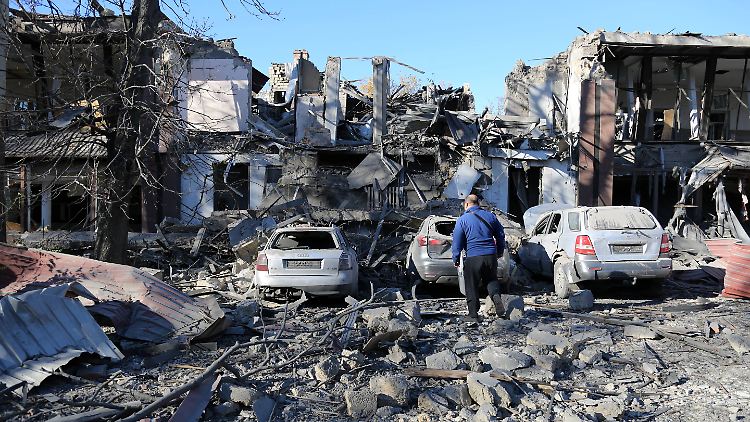 Fast täglich sorgen russische Angriffe mit Drohnen und Raketen für Schäden an zivilen Zielen, wie hier in Odessa. 