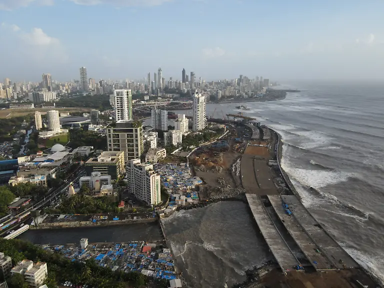 2023-08-03T103340Z-1286433234-RC26H1AQBHER-RTRMADP-3-INDIA-MONSOON-DILAPIDATED-BUILDINGS