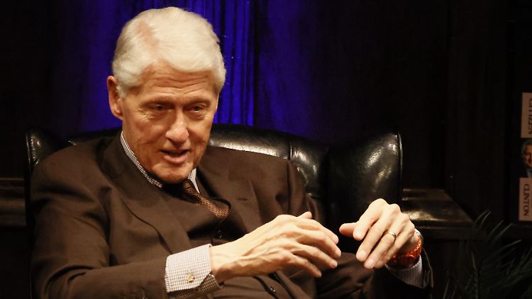 Vielleicht legt er sich ja auch noch ein Taylor-Swift-Freundschaftsarmbändchen zu: Bill Clinton.