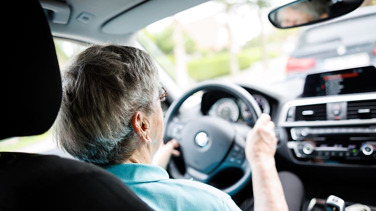 Ältere Menschen sind gemessen an ihrem Anteil an der Gesamtbevölkerung insgesamt seltener in Verkehrsunfälle verwickelt als jüngere.