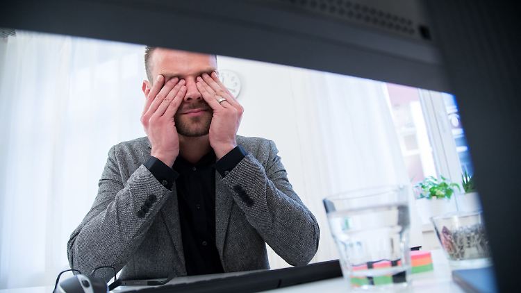 Langes Arbeiten am Bildschirm kann das Computer Vision Syndrom verursachen, mit Symptomen wie Augenbrennen und Kopfschmerzen.