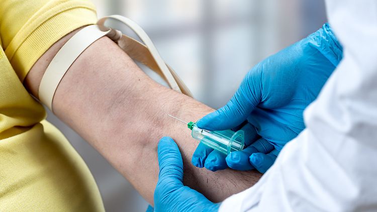 Einer Patientin wird Blut abgenommen.