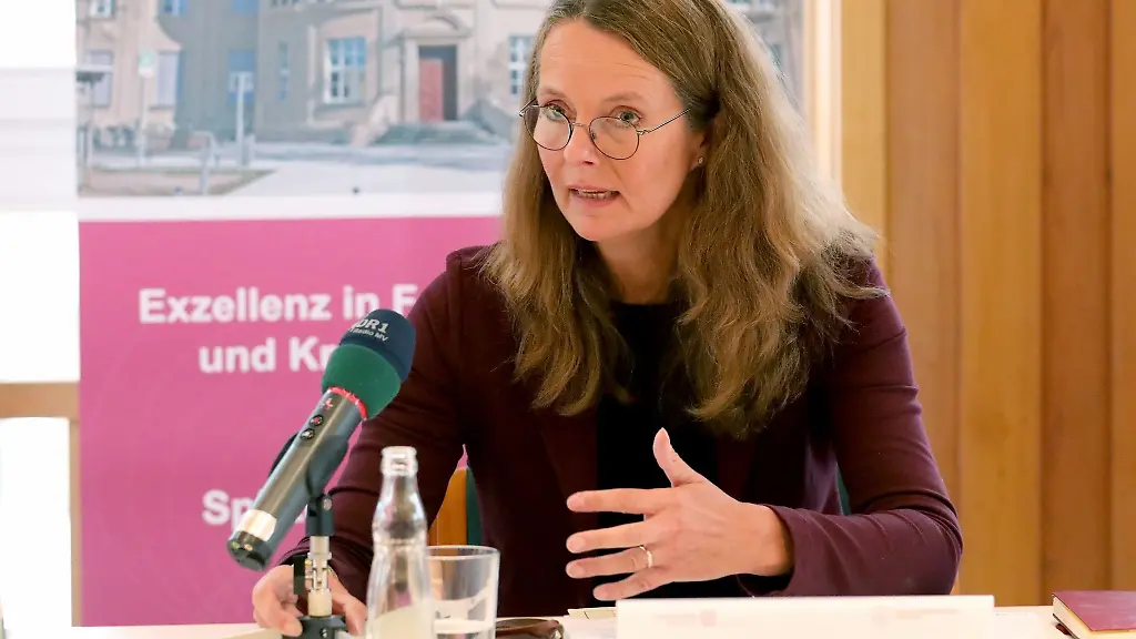 Bettina-Martin-SPD-Kultur-und-Wissenschaftsministerin-von-Mecklenburg-Vorpommern-spricht-auf-einer-Pressekonferenz