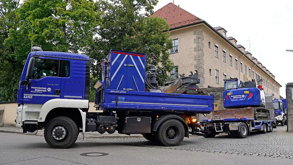 Fahrzeuge-des-Technischen-Hilfswerkes-THW-starten-von-Rosenheim-aus-nach-Slowenien
