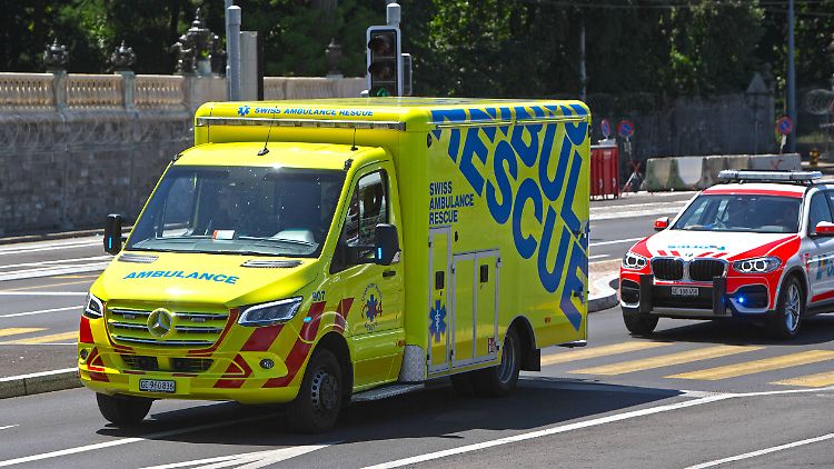 Rettungsdienst und Polizei waren am Montag nach einer Explosion in Genf im Einsatz. 