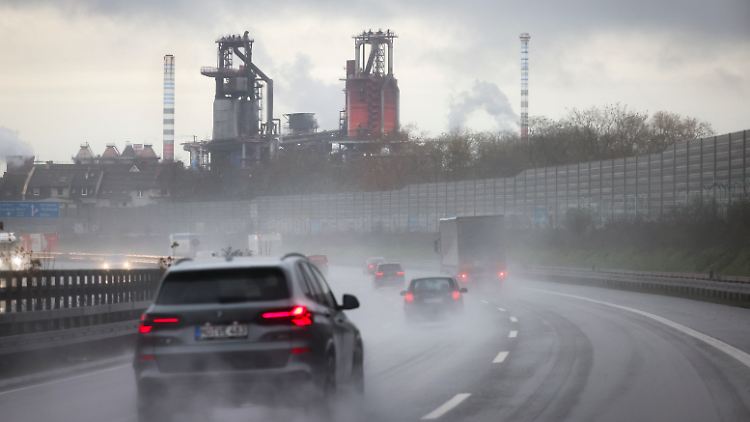 Meteorologisch und wirtschaftlich: Dunkle Wolken über einem Thyssenkrupp-Werk.