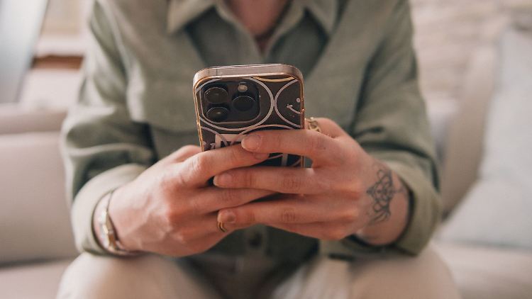 Mithilfe des sogenannten Call-ID-Spoofings wird auf dem Telefondisplay der Angerufenen die eigentlich vertrauenswürdige Rufnummer 116 116 angezeigt.