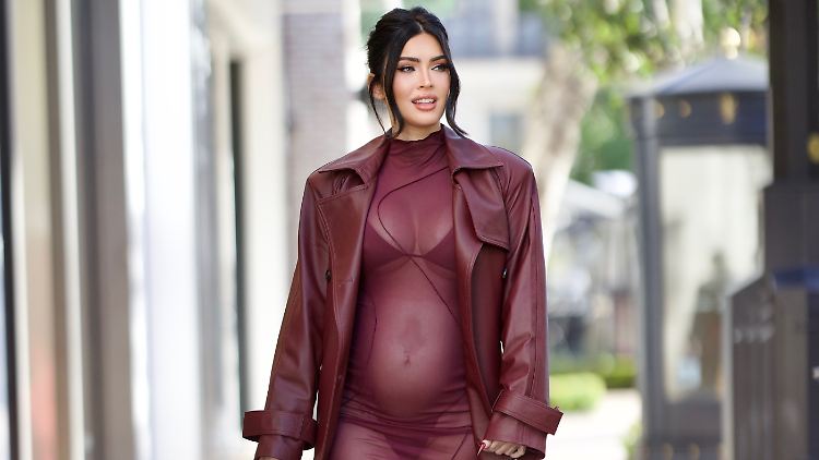 So lässt sich doch bequem shoppen: Megan Fox.
