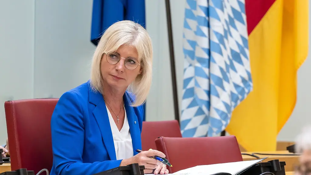 Ulrike-Scharf-CSU-Staatsministerin-fuer-Soziales-nimmt-an-einer-Sitzung-des-Landtags-teil