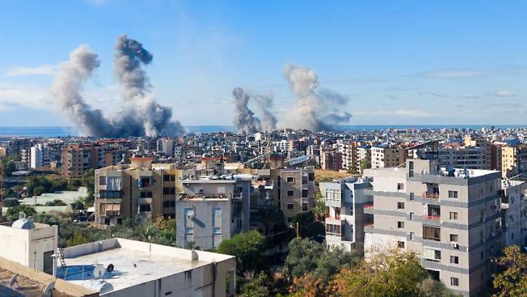 Rauchsäulen steigen nach den Luftangriffen über Beirut auf. 