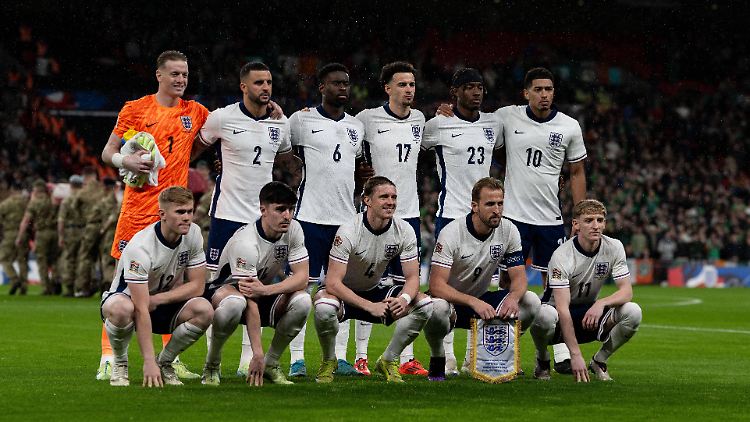 Spieler der englischen Nationalmannschaft vor einer Partie gegen Irland. 
