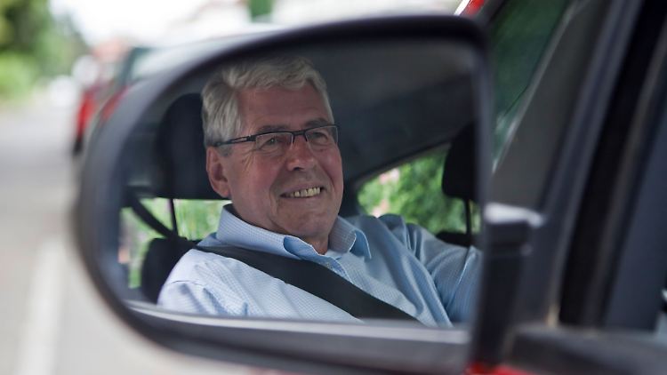 Eine freiwillige Rückmeldefahrt kann eine sinnvolle Maßnahme sein, die eigenen Fahrkünste im Alter neutral und im realen Verkehr prüfen zu lassen.
