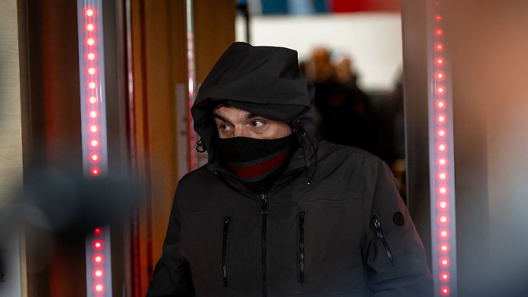 "Gerne auf die Situation eingelassen": Einer der mitangeklagten Männer verlässt am Dienstag das Gerichtsgebäude. 