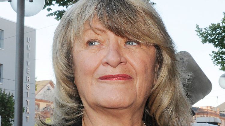 Alice Schwarzer berichtet für ein Boulevard-Blatt vom Prozess.