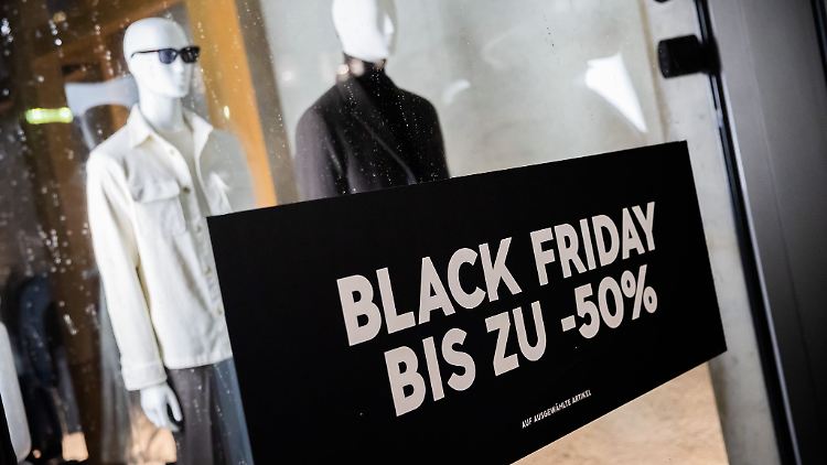 Zum Aktionstag am Freitag bieten Händler zahlreiche Produkte zu reduzierten Preisen an. (Symbolbild)