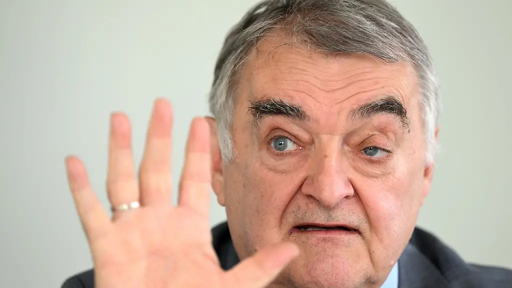 Herbert-Reul-CDU-nordrhein-westfaelischer-Innenminister-gestikuliert-waehrend-eines-Interviews-der-Deutschen-Presse-Agentur