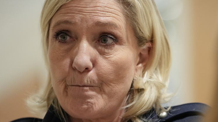 Die sechsstellige Geldbuße könnte Le Pen verschmerzen, ein anderes Strafmaß würde sie dagegen erheblich schmerzen. 