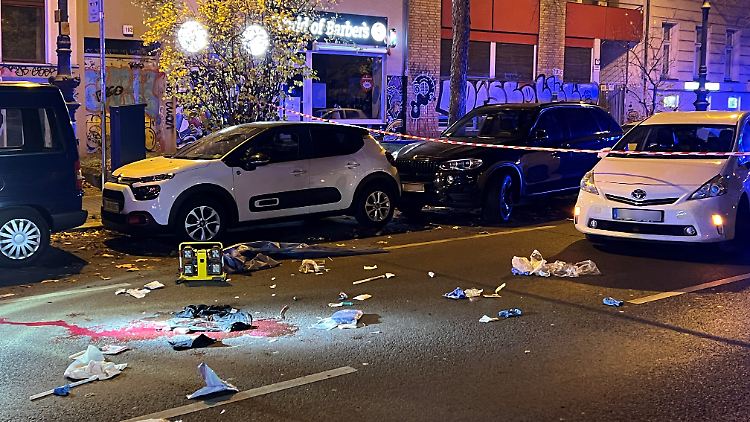 Blutlache im Berliner Stadtteil Kreuzberg. Ein Mann ist in der Nacht bei einer Auseinandersetzung ums Leben gekommen.