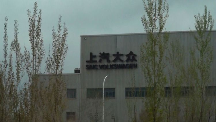 Dass Volkswagen gemeinsam mit einem Staatsbetrieb in der Uiguren-Provinz Xinjiang fertigen lässt, hat den Wolfsburgern Kritik eingetragen.