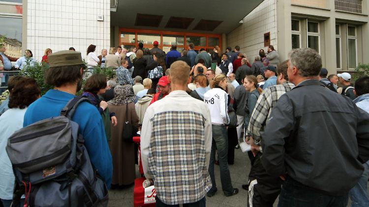 In den 1990er Jahren und Anfang der 2000er stieg die Zahl der Arbeitslosen auf über fünf Millionen. In den kommenden Jahren dürfte der demografische Wandel verhindern, dass sich die Lage auf dem Arbeitsmarkt so zuspitzt. 