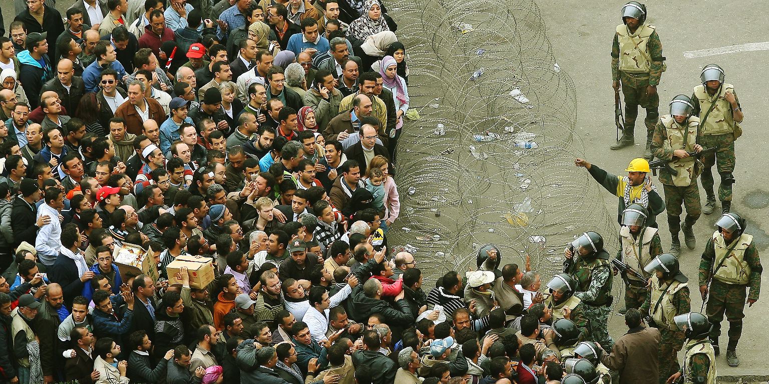 Sie wollen rauf auf den Tahrir-Platz in Kairo.
