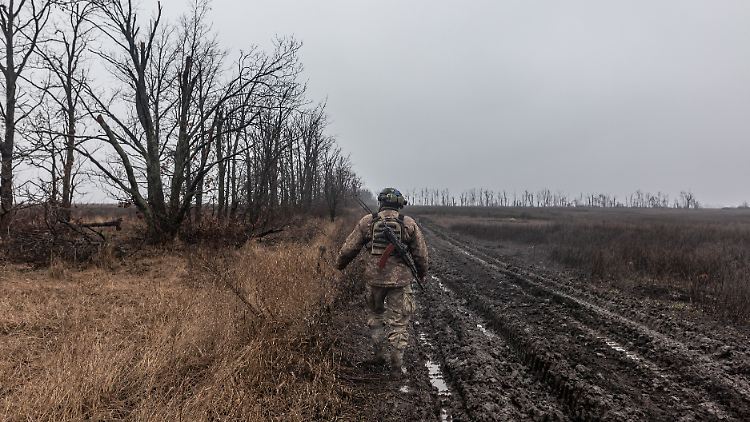 Ein ukrainischer Soldat bei Welyka Nowosilka (Archivbild): Hinter der dritten Verteidigungslinie liegt offenes Gelände.