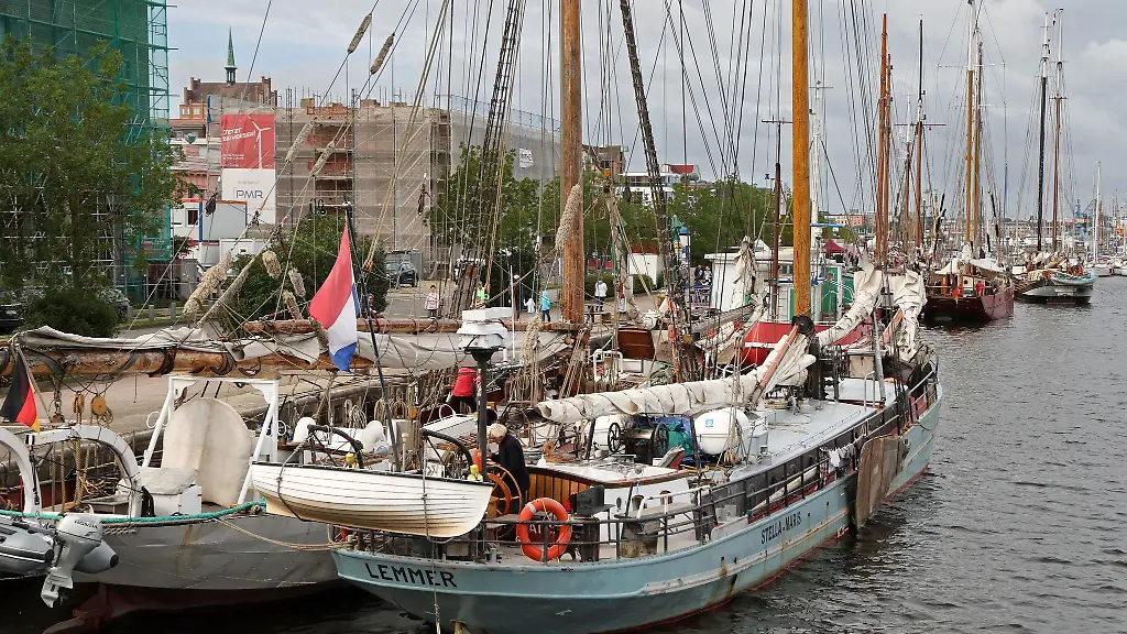 Erste-Traditions-und-Museumsschiffe-liegen-einen-Tag-vor-Beginn-der-32-Hanse-Sail-im-Stadthafen