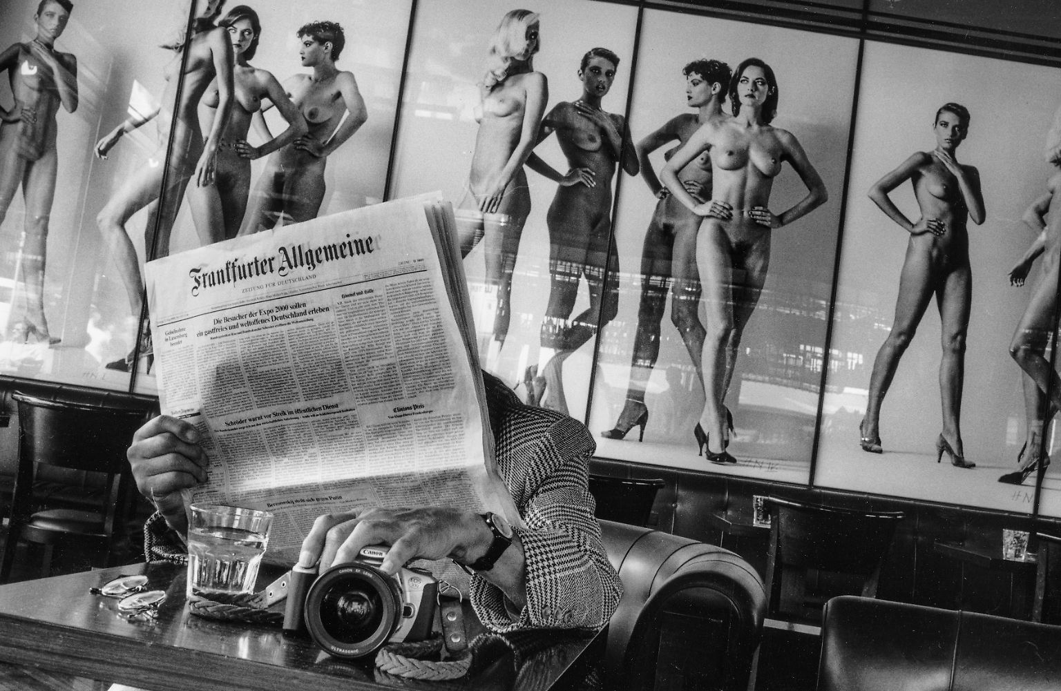 Hinter dieser Zeitung versteckt sich ein Künstler. Ein Meister seines Fachs. (Self-Portrait, reading the FAZ, Newton Bar, 
Berlin, 2000)
