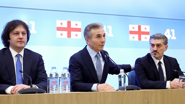 Der Parteivorsitzende Bidzina Iwanischwili (m.) findet nur lobende Worte für Micheil Kawelaschwili (r.).
