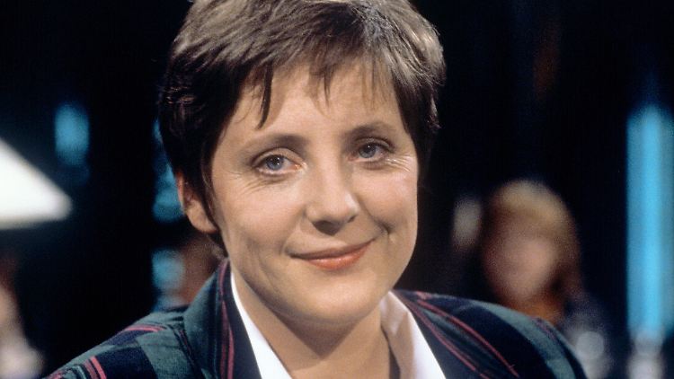 Dieses Bild entstand im Februar 1991 - Merkel war damals gerade Bundesministerin für Frauen und Jugend geworden. 