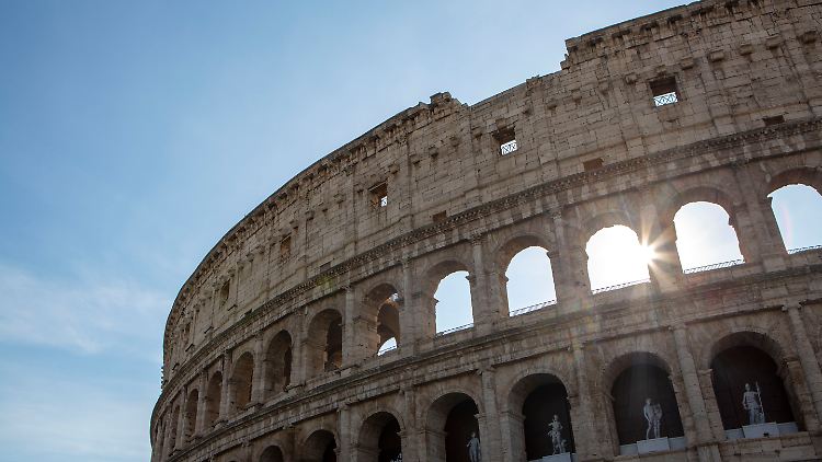 Ein Wahrzeichen des antiken Roms und der heutigen Hauptstadt der italienischen Republik gleichermaßen: das Kolosseum.