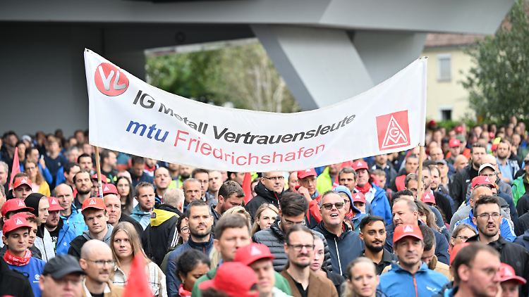 Tausende Mitarbeiter des Automobilzulieferers ZF Friedrichshafen demonstrieren gegen den geplanten Stellenabbau. ZF plant weitere Teile der Fertigung in die Türkei auszulagern, wo bereits drei Standorte existieren.