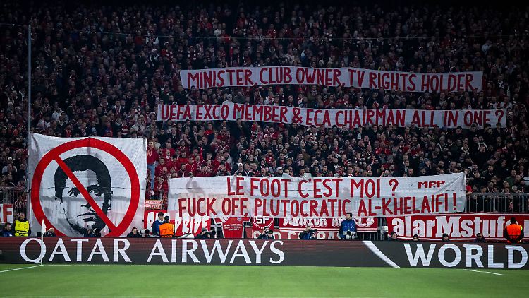 Kurios: Während des Protests der Bayern-Fans lief eine Werbung für Qatar Airways über die Bildschirme am Spielfeldrand.