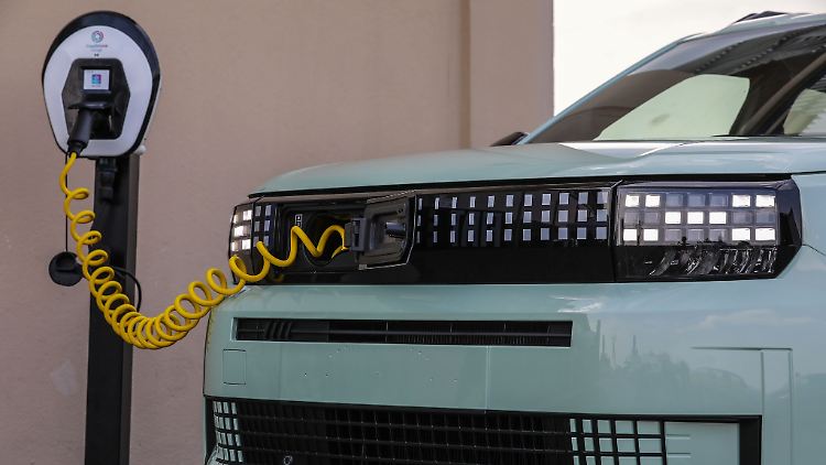 Kabel aus der Nase: Beim Fiat Grande Panda lässt sich das Ladekabel aus der Front ziehen.