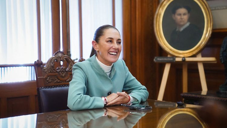 Ihr Land wolle sich um die Migranten kümmern, "bevor sie die Grenze erreichen" und dabei "die Menschrechte respektieren", sagt Mexikos Präsidentin Sheinbaum.