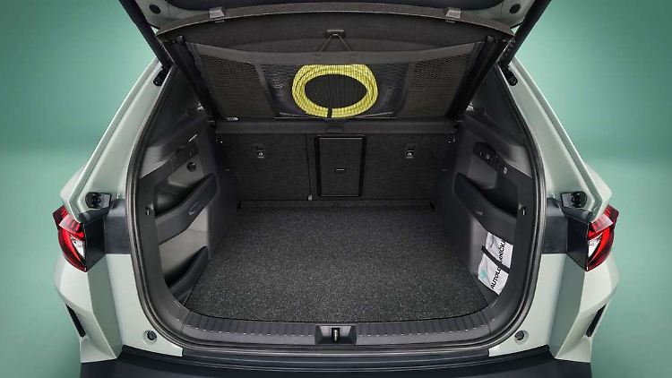Das Ladekabel kann im Skoda Elroq in einem Netz unter der Hutablage verstaut werden.