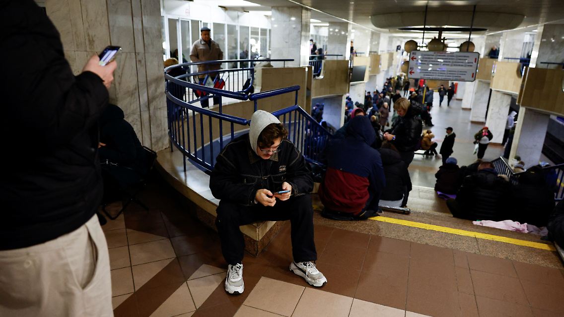 In Kiew suchen Menschen vor einem russischen Angriff Schutz in einem U-Bahn-Schacht.