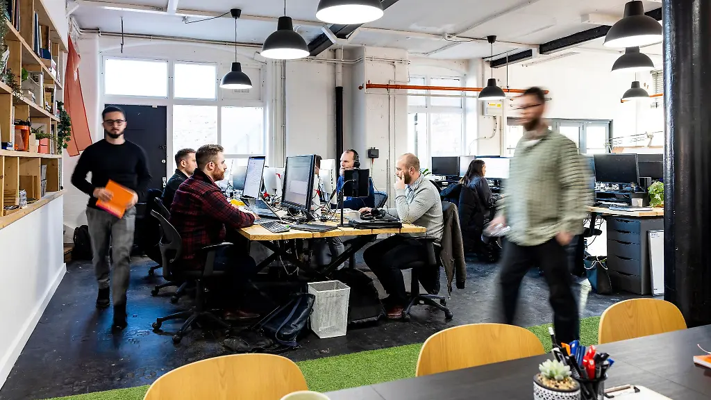 Allmorgendliche-Suche-nach-freien-Schreibtischen-Sollen-Teammitglieder-sich-Arbeitsplaetze-teilen-ist-ein-Buchungssystem-wichtig