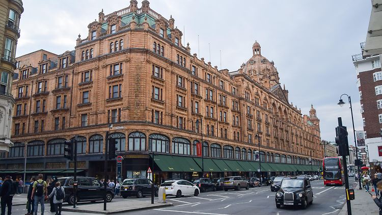 Die Polizei ermittelt, inwiefern Personen, etwa hinter den Mauern des Luxuskaufhauses Harrods, Al Fayed sexuelle Übergriffe ermöglicht haben. 