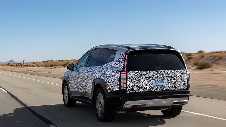 Der Ioniq 9 trägt am Heck die für Hyundai mittlerweile typischen Pixel-Leuchtelemente.