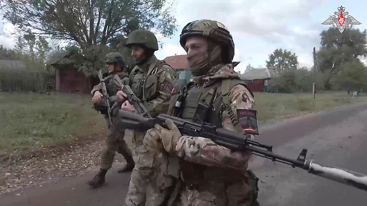 Russische Soldaten bei einer Patrouille in der Region Kursk.