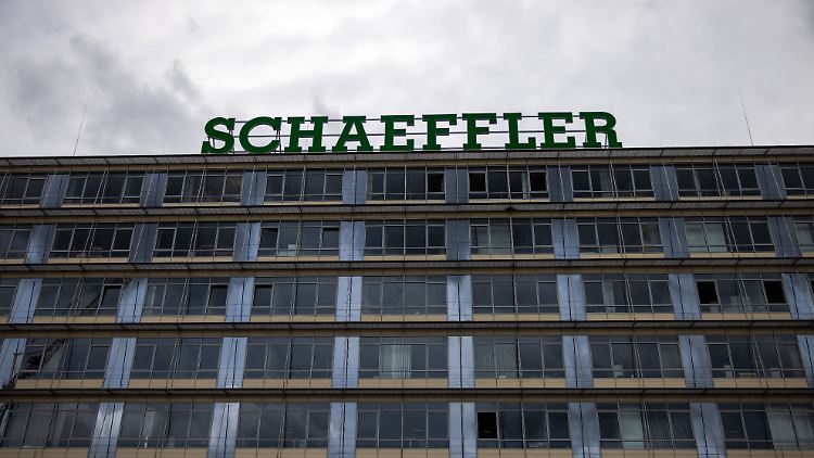 Die Krise der Autoindustrie zieht auch den Zulieferer Schaeffler in Mitleidenschaft. Das Unternehmen mit seinen weltweit knapp 84.000 Beschäftigten meldete für das erste Halbjahr nur ein geringes Umsatzwachstum. 