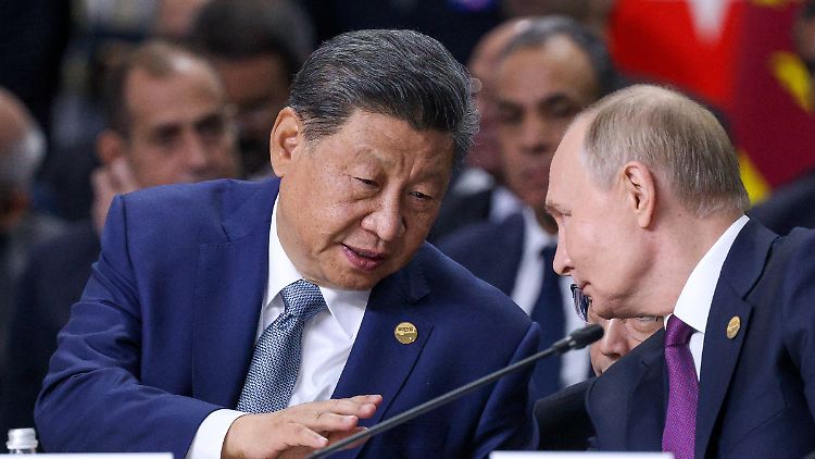 Xi (l) hilft Putin bei seinem Angriffskrieg, beispielsweise wenn es um die Umgehung von EU-Sanktionen gegen Russland geht.