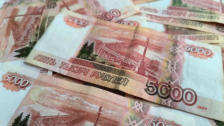 Kein Grund zur Panik? Allein am Mittwoch ist der Rubel um mehr als sieben Prozent eingebrochen und zum Dollar auf den tiefsten Stand seit März 2022 gefallen. 