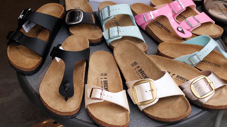 Birkenstock sieht sich selbst als "Erfinder des Fußbetts" und erfreut sich weltweiter Beliebtheit.